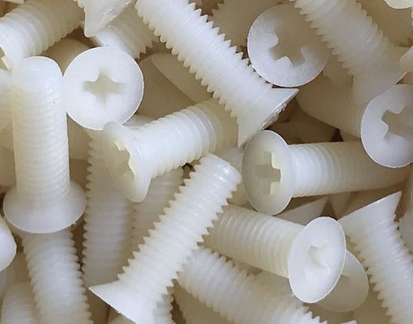 ISO9001 peças feitas à máquina de nylon, parafusos de nylon brancos não preenchidos